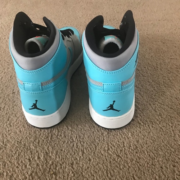 Nike Air Jordan 1 Retro High OG - Picture 3 of 4